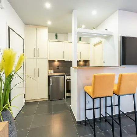 Acropolis Foothill Apartment *