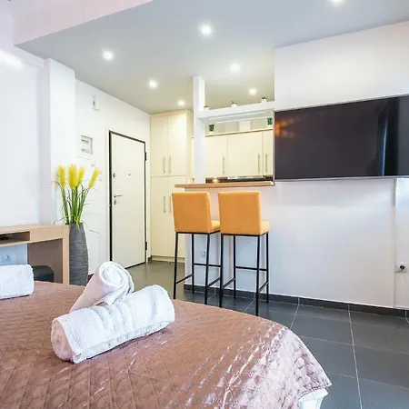 Acropolis Foothill Apartment *
